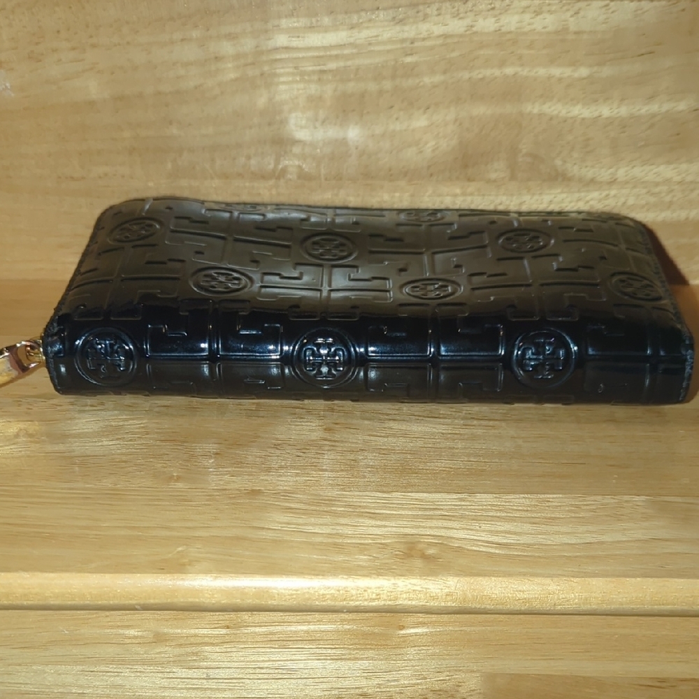 Sleek Black Tory Burch Wallet with Gold Zipper - Picture 3 of 9